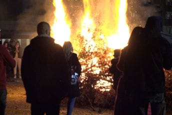 Počelo nalaganje Badnjaka ispred hrama u Podgorici Počelo nalaganje Badnjaka ispred hrama u Podgorici
