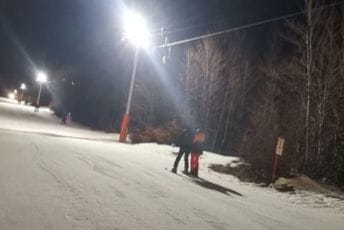 Adrenalin pod sjajem zvijezda: Noćno skijanje na Savinom kuku Adrenalin pod sjajem zvijezda: Noćno skijanje na Savinom kuku