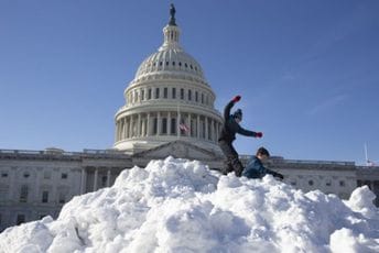 SAD: Zbog snijega otkazano 400 letova, zatvorene škole SAD: Zbog snijega otkazano 400 letova, zatvorene škole