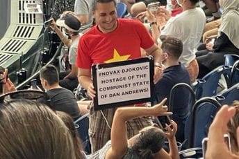 "Novax je talac komunista": Gledalac na areni u Melburnu digao poruku, prišlo mu obezbjeđenje (VIDEO) "Novax je talac komunista": Gledalac na areni u Melburnu digao poruku, prišlo mu obezbjeđenje (VIDEO)