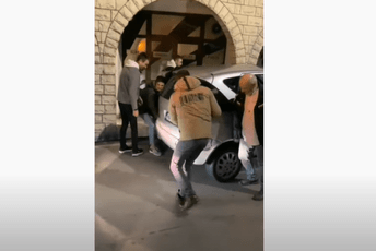 Herceg Novi: Autobus nije mogao da prođe od parkiranog auta, putnici probali da ga ukone (VIDEO) Herceg Novi: Autobus nije mogao da prođe od parkiranog auta, putnici probali da ga ukone (VIDEO)