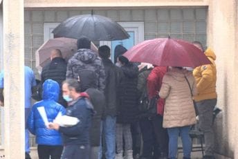 I dalje velike gužve ispred kovid centara u Podgorici I dalje velike gužve ispred kovid centara u Podgorici