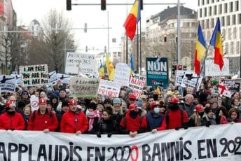 U Briselu oko 5.000 osoba protestovalo protiv kovid propusnica i obavezne vakcinacije U Briselu oko 5.000 osoba protestovalo protiv kovid propusnica i obavezne vakcinacije