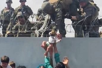 Pronađena beba koju je očajni otac predao preko žice u Avganistanu Pronađena beba koju je očajni otac predao preko žice u Avganistanu