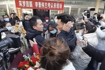 Nacrtao mapu do kuće: Kineza oteli kad je bio dijete, zagrlio majku nakon 33 godine Nacrtao mapu do kuće: Kineza oteli kad je bio dijete, zagrlio majku nakon 33 godine