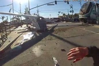 Avion se srušio na šine, a zatim ga uništio voz Avion se srušio na šine, a zatim ga uništio voz