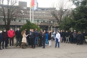 Protest nemedicinskog osoblja ispred KCCG: "Ekonomista će imati platu kao medicinska sestra" Protest nemedicinskog osoblja ispred KCCG: "Ekonomista će imati platu kao medicinska sestra"
