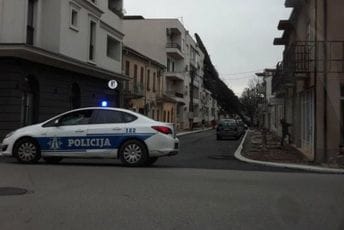 Jak vjetar oborio stablo bora na zgradu u centru Podgorice