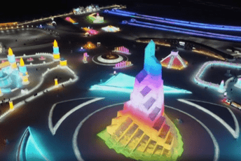 Ledena olimpijska baklja – centralna figura „Svijeta leda i snijega“ u Harbinu Ledena olimpijska baklja – centralna figura „Svijeta leda i snijega“ u Harbinu