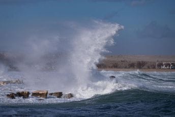 Haos na hrvatskoj obali: Orkanske bure rušile kuće, jedan muškarac poginuo Haos na hrvatskoj obali: Orkanske bure rušile kuće, jedan muškarac poginuo