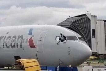 (VIDEO) Putnik ušao u kokpit aviona Amerikan Erlajnsa, pokušao iskočiti kroz prozor (VIDEO) Putnik ušao u kokpit aviona Amerikan Erlajnsa, pokušao iskočiti kroz prozor