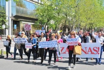 Fond PIO: Korisnice naknada da potvrde traže u centrima za socijalni rad Fond PIO: Korisnice naknada da potvrde traže u centrima za socijalni rad