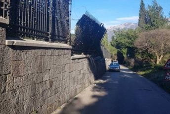 Jak vjetar odvalio ogradu na Svetom Stefanu Jak vjetar odvalio ogradu na Svetom Stefanu