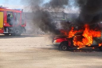 Ugašen požar nadomak Jaza, gorio mercedes Ugašen požar nadomak Jaza, gorio mercedes