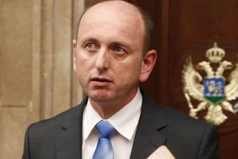 Ko je ovđe ,,operisan“? Ko je ovđe ,,operisan“?