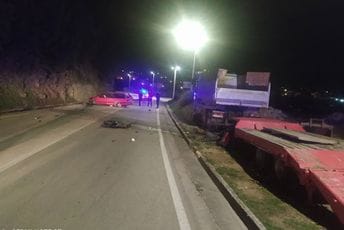 U sinoćnjem udesu na Velikom pijesku povrijeđene tri osobe U sinoćnjem udesu na Velikom pijesku povrijeđene tri osobe