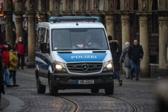 Policija u Njemačkoj upadala u stanove i ordinacije: Otkriveno falsifikovanje kovid sertifikata Policija u Njemačkoj upadala u stanove i ordinacije: Otkriveno falsifikovanje kovid sertifikata