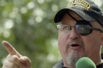 Zbog napada na Kapitol uhapšen vođa američkih desničara, optužbe teške Zbog napada na Kapitol uhapšen vođa američkih desničara, optužbe teške