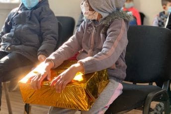 Socijalno ugroženim porodicama sa Konika uručeni dječiji paketići i drva za ogrjev Socijalno ugroženim porodicama sa Konika uručeni dječiji paketići i drva za ogrjev