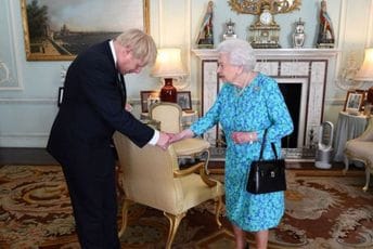 Džonsonov kabinet se izvinio kraljici zbog žurke pred sahranu princa Filipa Džonsonov kabinet se izvinio kraljici zbog žurke pred sahranu princa Filipa