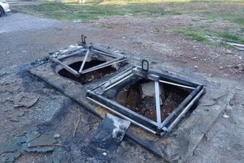 Vandali ponovo u akciji: Zapaljeni i prevrnuti kontejneri, jedan završio u kanalu na Marezi
