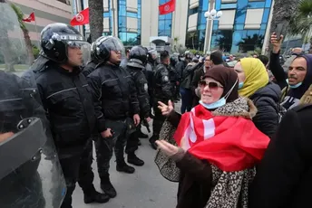 Žestok obračun u Tunisu: Policija vodenim topovima na demonstrante Žestok obračun u Tunisu: Policija vodenim topovima na demonstrante