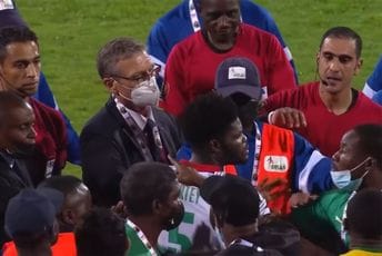 Opet nevjerovatne scene na Kupu nacija: Pobjegao u svlačionicu kada je shvatio da će dobiti crveni karton (VIDEO) Opet nevjerovatne scene na Kupu nacija: Pobjegao u svlačionicu kada je shvatio da će dobiti crveni karton (VIDEO)