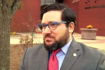 Počinio seksualni napad, lažirao smrt i koristio lažna imena, ali je sada uhapšen Počinio seksualni napad, lažirao smrt i koristio lažna imena, ali je sada uhapšen