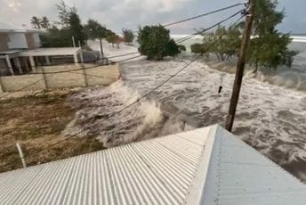 Nakon erupcije podvodnog vulkana, cunami zahvatio ostrvsku državicu (VIDEO) Nakon erupcije podvodnog vulkana, cunami zahvatio ostrvsku državicu (VIDEO)