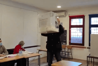 Srbija: Bivši funkcioner Dveri razbio glasačku kutiju (VIDEO) Srbija: Bivši funkcioner Dveri razbio glasačku kutiju (VIDEO)