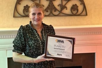 Njujork: BANA uručila plaketu Senadi Đešević, nastavnici iz Plava Njujork: BANA uručila plaketu Senadi Đešević, nastavnici iz Plava