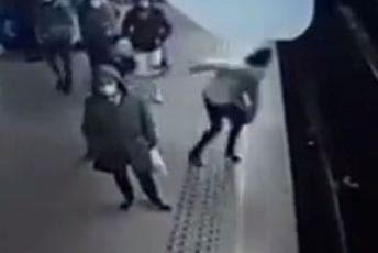 Šokantan snimak: Prišao ženi i sa leđa je gurnuo na šine (VIDEO) Šokantan snimak: Prišao ženi i sa leđa je gurnuo na šine (VIDEO)