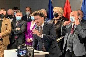 Inicijativu Ure za smjenu Vlade potpisao 31 poslanik, među njima i 16 iz DPS-a Inicijativu Ure za smjenu Vlade potpisao 31 poslanik, među njima i 16 iz DPS-a