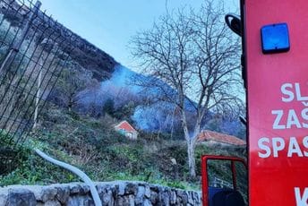 Kotor: Ugašen požar na Markovom rtu, gorjelo nisko rastinje Kotor: Ugašen požar na Markovom rtu, gorjelo nisko rastinje