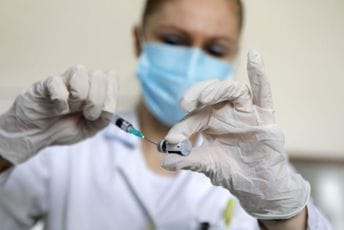 Skandal u Sloveniji: Umjesto Fajzera dobili fiziološki rastvor Skandal u Sloveniji: Umjesto Fajzera dobili fiziološki rastvor