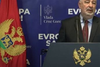 Orao bez jezika: Kakva je to zastava danas bila iza premijera? Orao bez jezika: Kakva je to zastava danas bila iza premijera?