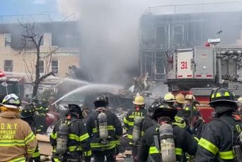 Njujork: Nakon eksplozije gasa urušila se zgrada, ima mrtvih (VIDEO) Njujork: Nakon eksplozije gasa urušila se zgrada, ima mrtvih (VIDEO)