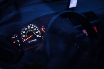 Poslije koliko vremena unutrašnja rasvjeta u automobilu može da isprazni akumulator Poslije koliko vremena unutrašnja rasvjeta u automobilu može da isprazni akumulator