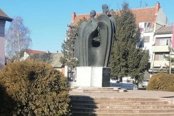 Krstaš: Zaustaviti degradaciju spomenika palim borcima u NOB i žrtvama fašističkog terora Spomenik palim borcima NOB i žrtvama fašističkog terora 1941-1945. u Lovćencu