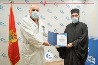 Mitropolija crnogorsko-primorska Kliničkom centru donirala hiljadu eura Mitropolija crnogorsko-primorska Kliničkom centru donirala hiljadu eura
