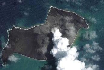 Muškarca nakon erupcije na Tongi odnijeli talasi, u moru plivao 27 sati Muškarca nakon erupcije na Tongi odnijeli talasi, u moru plivao 27 sati