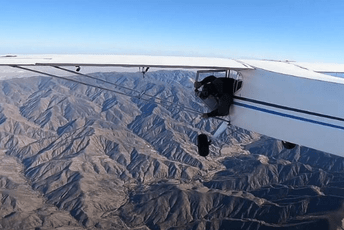 Youtuber zbog pregleda iskočio tokom leta i namjerno uništio vlastiti avion (VIDEO) Youtuber zbog pregleda iskočio tokom leta i namjerno uništio vlastiti avion (VIDEO)