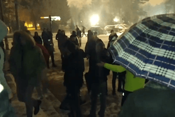 Na protestu u Nikšiću napadnut novinar RTCG Na protestu u Nikšiću napadnut novinar RTCG