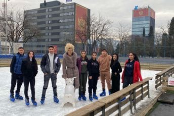 Glavni grad: Pripadnici RE populacije uživali na klizalištu Glavni grad: Pripadnici RE populacije uživali na klizalištu