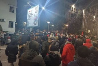 Više poslanika i večeras na protestu u Podgorici, okupljanja bilo i u još nekoliko gradova Više poslanika i večeras na protestu u Podgorici, okupljanja bilo i u još nekoliko gradova