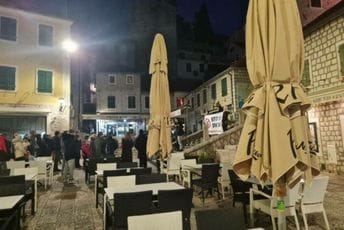 Tvrde da su borci protiv diskriminacije: I u Herceg Novom su protestovali, ali protiv - COVID mjera Tvrde da su borci protiv diskriminacije: I u Herceg Novom su protestovali, ali protiv - COVID mjera