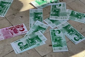 Građani ispred prostorija SNP bacali 'novac', u toku sjednica Glavnog odbora Građani ispred prostorija SNP bacali 'novac', u toku sjednica Glavnog odbora