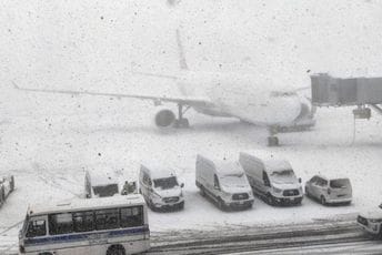 Zatvoren istanbulski aerodrom zbog snijega Zatvoren istanbulski aerodrom zbog snijega