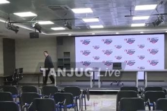 VIDEO: Vladimir Orlić držao konferenciju za štampu pred praznom salom VIDEO: Vladimir Orlić držao konferenciju za štampu pred praznom salom