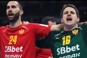 Po završetku meča naši rukometaši zapjevali sa navijačima (VIDEO) Po završetku meča naši rukometaši zapjevali sa navijačima (VIDEO)